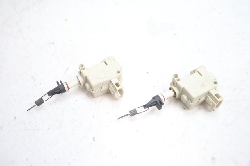 photo de MOTORE APERTURA BAULE PIAGGIO X8 STREET 125 (2006 - 2007) - Altra angolazione