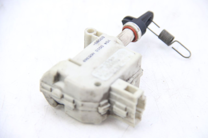 photo de MOTORE APERTURA BAULE PIAGGIO X9 EVOLUTION 125 (2003 - 2007) - Dettaglio del componente