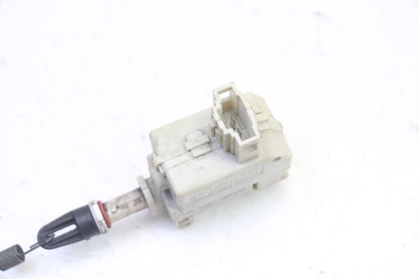 photo de MOTORE APERTURA BAULE PIAGGIO X9 EVOLUTION 125 (2003 - 2007) - Dettaglio del componente