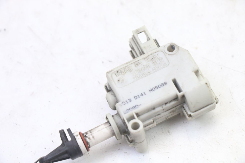 photo de MOTORE APERTURA BAULE PIAGGIO XEVO - X EVO 125 (2007 - 2017) - Dettaglio del componente