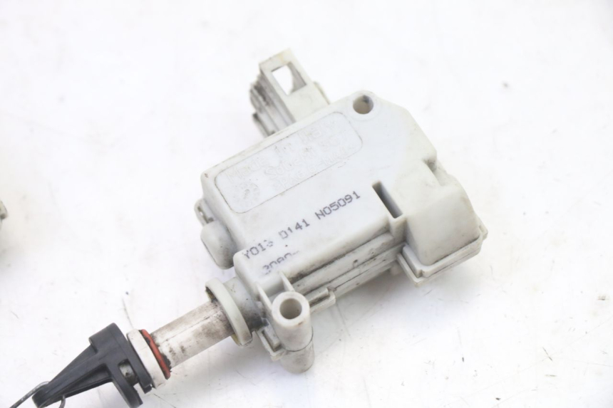 photo de MOTORE APERTURA BAULE PIAGGIO XEVO - X EVO 125 (2007 - 2017) - Zoom sullo stato d'uso