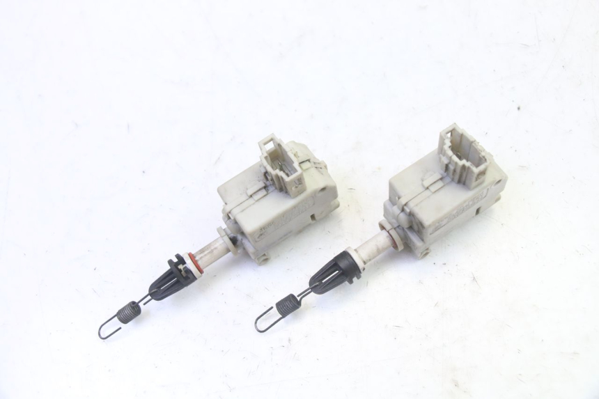 photo de MOTORE APERTURA BAULE PIAGGIO XEVO - X EVO 125 (2007 - 2017) - Dettaglio del componente