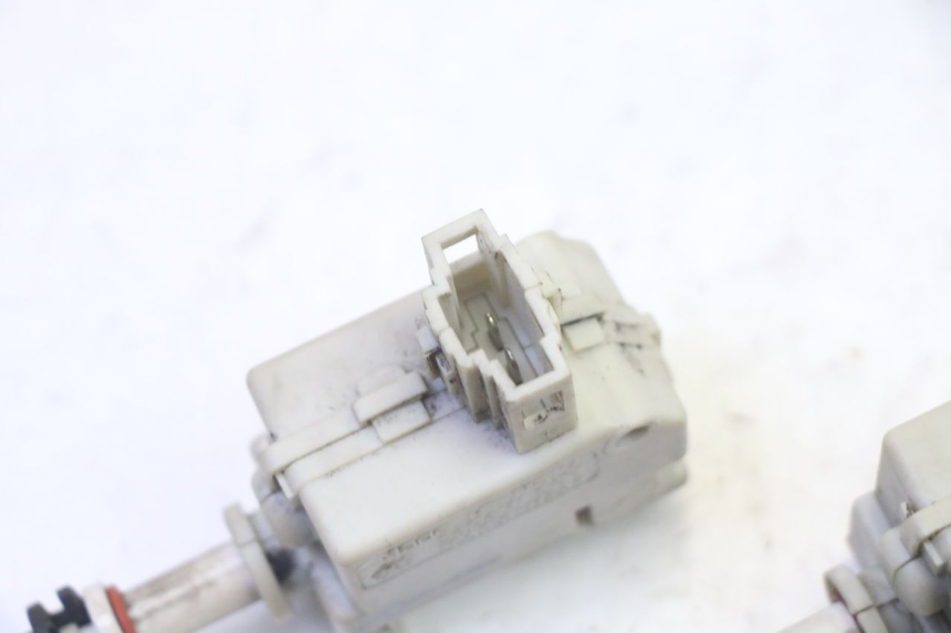 photo de MOTORE APERTURA BAULE PIAGGIO XEVO - X EVO 125 (2007 - 2017) - Zoom sullo stato d'uso