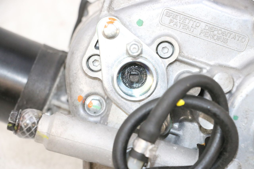 photo de MOTOR ROLL LOCK PIAGGIO MP3 HPE 300 (2019 - 2026) - Dettagli dei punti di fissaggio