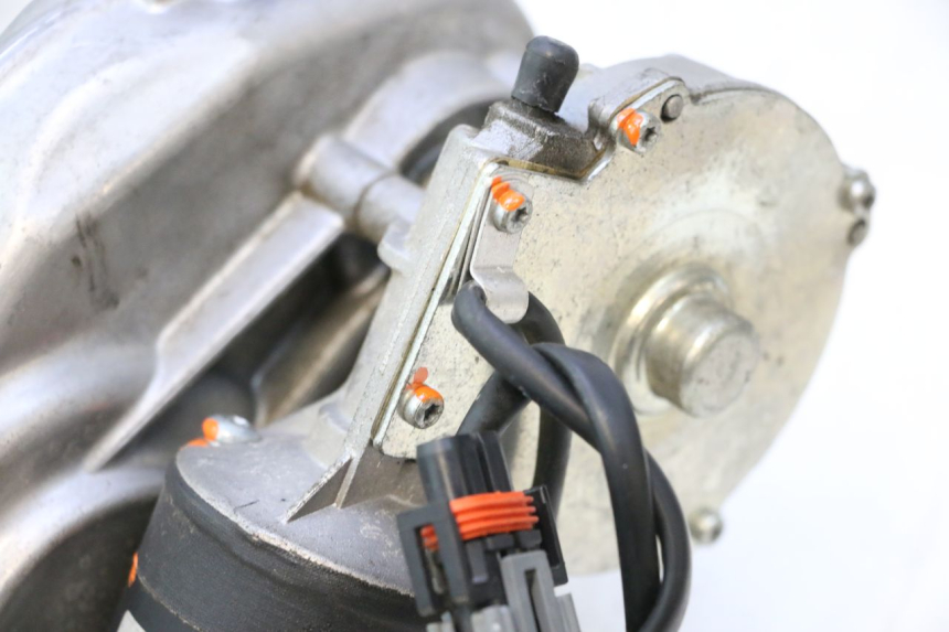 photo de MOTOR ROLL LOCK PIAGGIO MP3 LT 300 (2010 - 2016) - Caratteristiche distintive