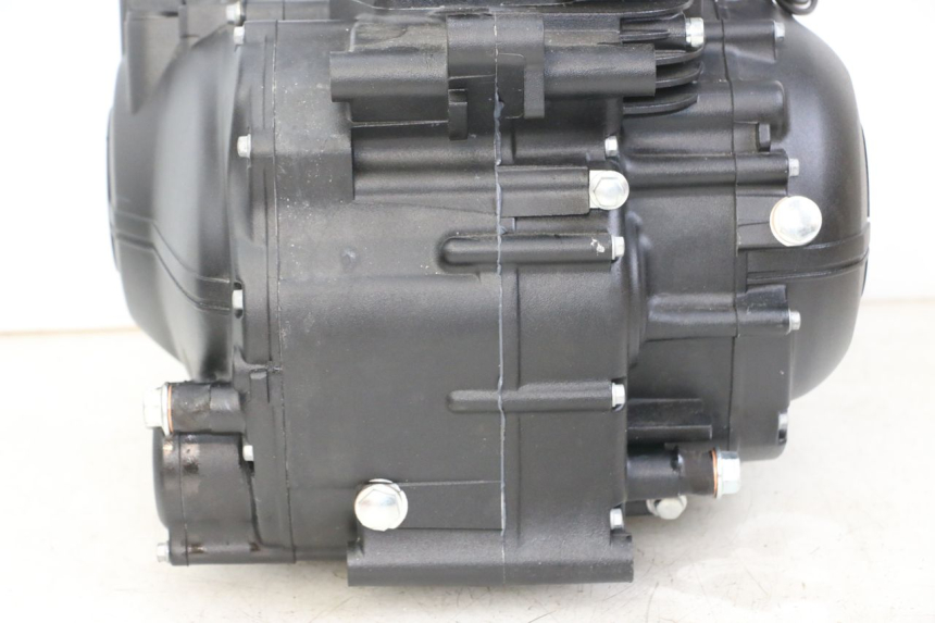 photo de MOTORE ROYAL ENFIELD SCRAM 411 (2022 - 2024) - Caratteristiche distintive