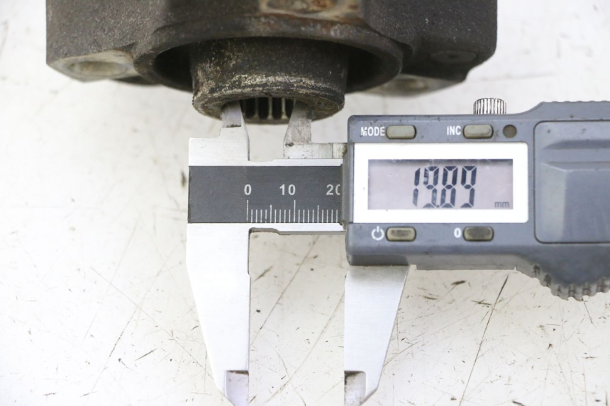 photo de MOZZO RUOTA POSTERIORE PEUGEOT SATELIS 125 (2006 - 2009) - Zoom sullo stato d'uso