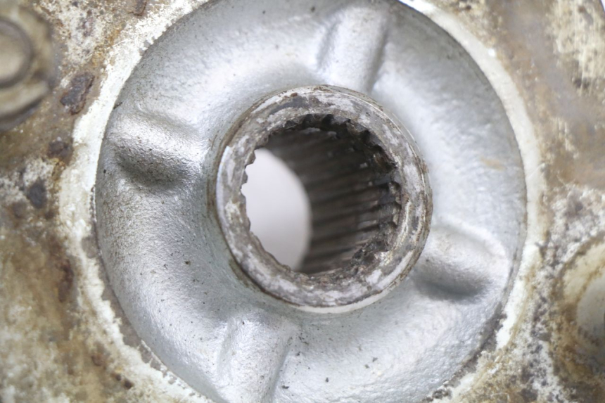 photo de MOZZO RUOTA POSTERIORE HONDA TRX 300 (1988 - 2000) - Primo piano tecnico