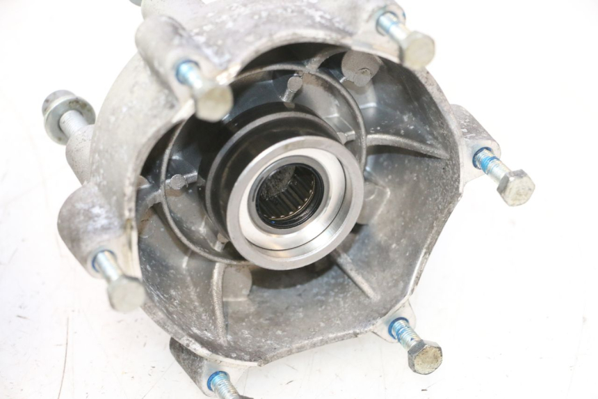 photo de MOZZO RUOTA ANTERIORE PIAGGIO MP3 HPE 530 (2022 - 2026) - Primo piano tecnico