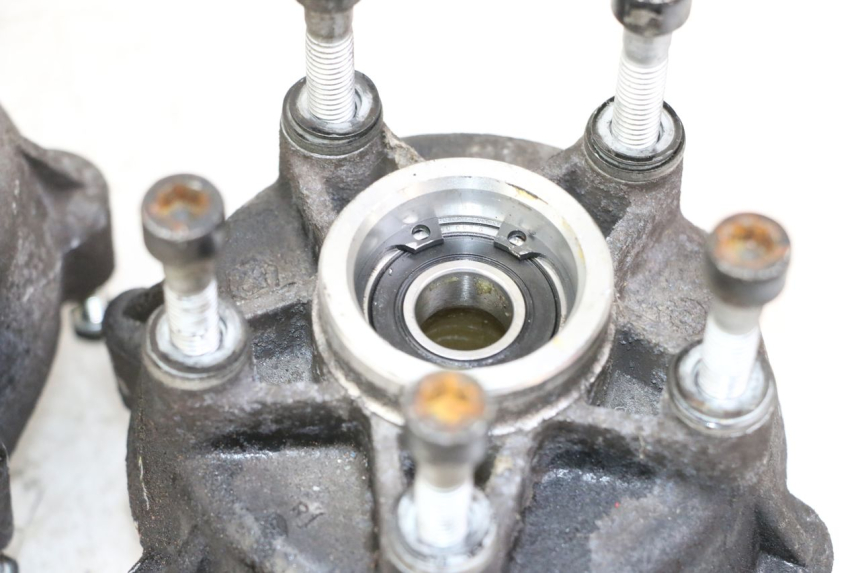 photo de MOZZO RUOTA ANTERIORE PIAGGIO MP3 LT 400 (2007 - 2012) - Dettagli dei punti di fissaggio