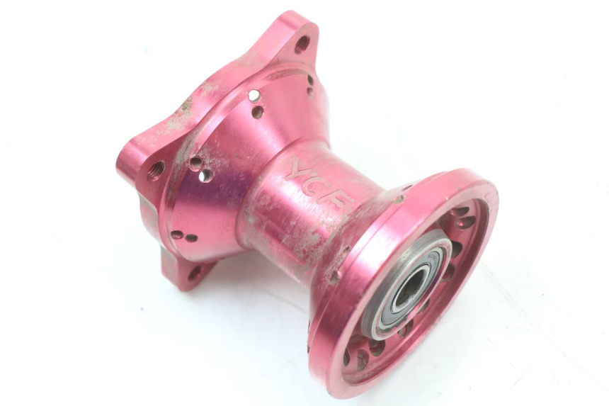 photo de MOZZO RUOTA ANTERIORE YCF PIT BIKE 125 (2010 - 2018) - Primo piano tecnico