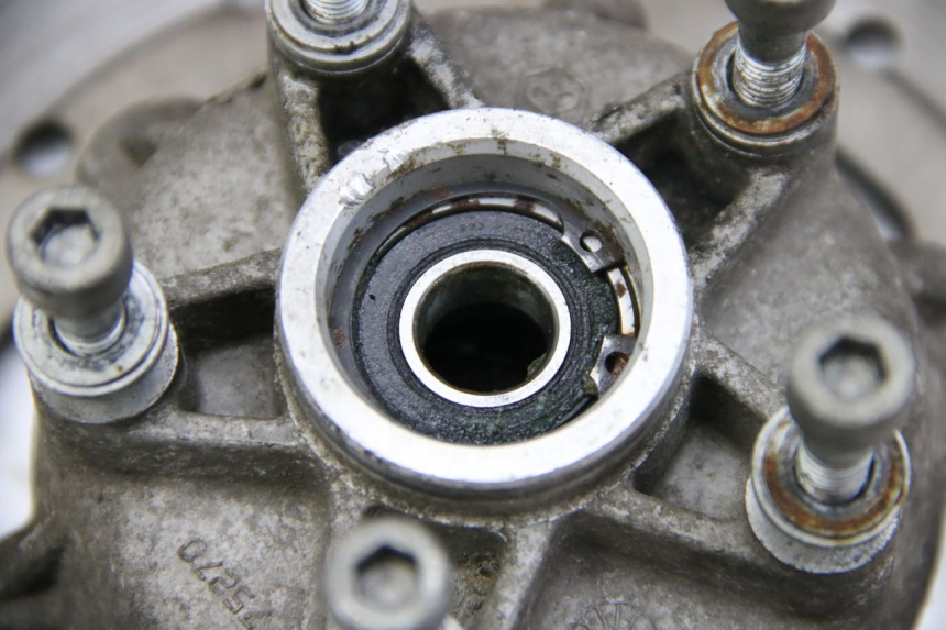 photo de MOZZO RUOTA ANTERIORE PIAGGIO VESPA GRANTURISMO 125 (2003 - 2007) - Dettaglio del componente