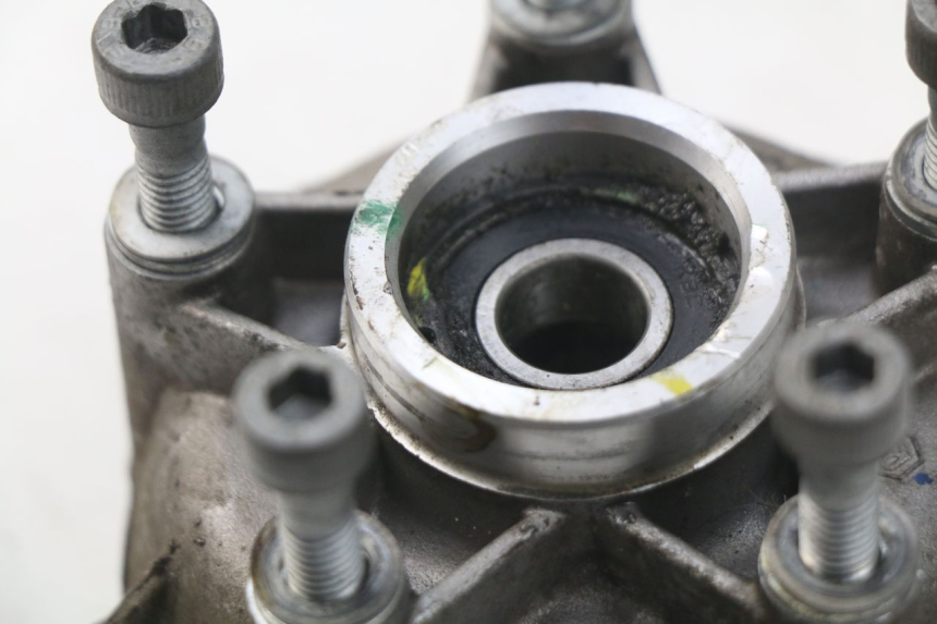 photo de MOZZO RUOTA ANTERIORE PIAGGIO VESPA SPRINT 2T 50 (2014 - 2018) - Altra angolazione