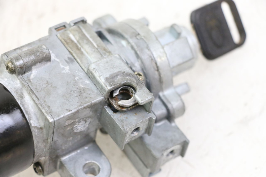 photo de BLOCCHETTO CHIAVI KYMCO PEOPLE S 125 (2000 - 2008) - Primo piano tecnico