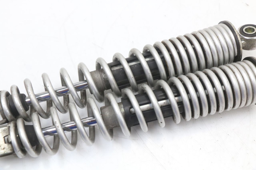 photo de COPPIA AMMORTIZZATORI POSTERIORI HONDA PCX (JF28) 125 (2009 - 2011) - Primo piano tecnico