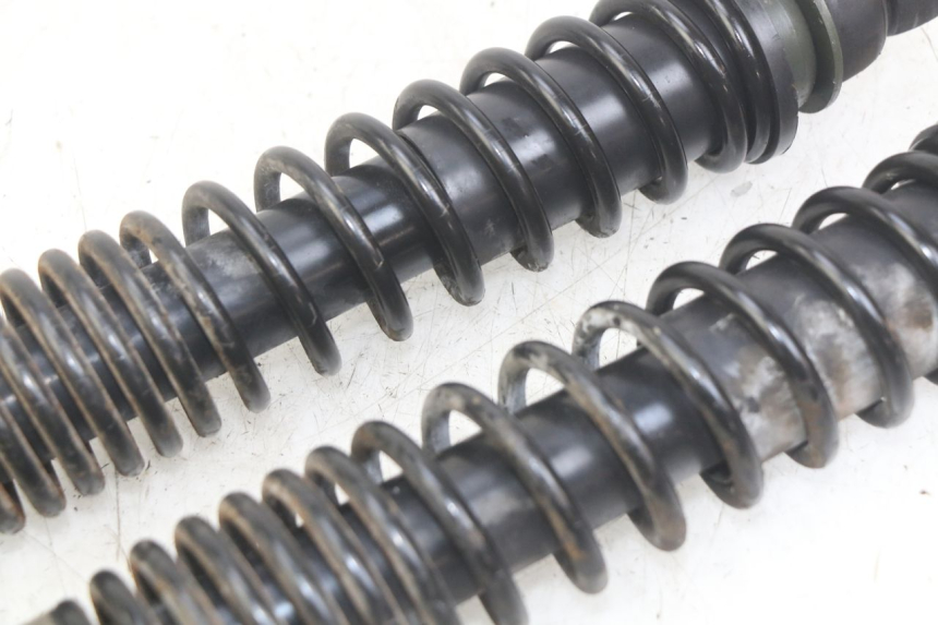 photo de COPPIA AMMORTIZZATORI POSTERIORI PIAGGIO VESPA GRANTURISMO 125 (2003 - 2007) - Primo piano tecnico