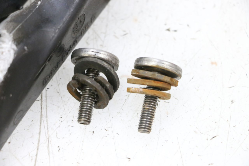 photo de COPPIA DI PEDANE POSTERIORI MBK BOOSTER SPIRIT NAKED 50 (2004 - 2017) - Dettaglio del componente