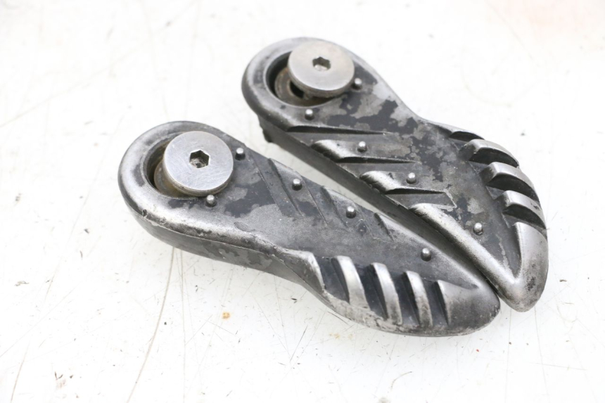 photo de COPPIA DI PEDANE POSTERIORI MBK BOOSTER SPIRIT NAKED 50 (2004 - 2017) - Dettagli dei punti di fissaggio