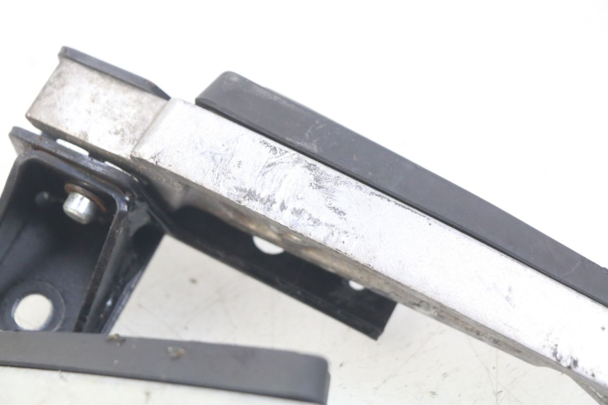 photo de PAIA DI PEDANE POSTERIORI PEUGEOT CITYSTAR 125 (2011 - 2017) - Zoom sullo stato d'uso