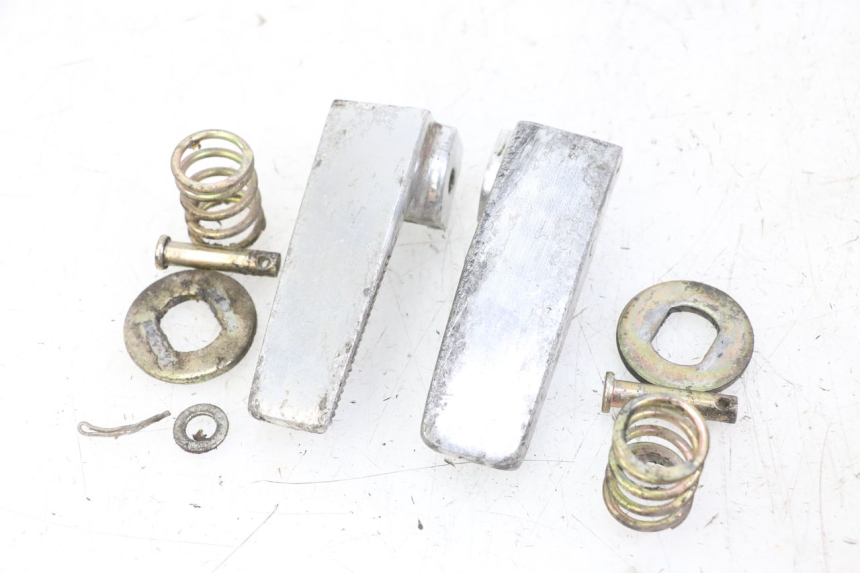 photo de PEDANA POSTERIORE DAELIM BESBI 125 (2007 - 2008) - Dettagli dei punti di fissaggio