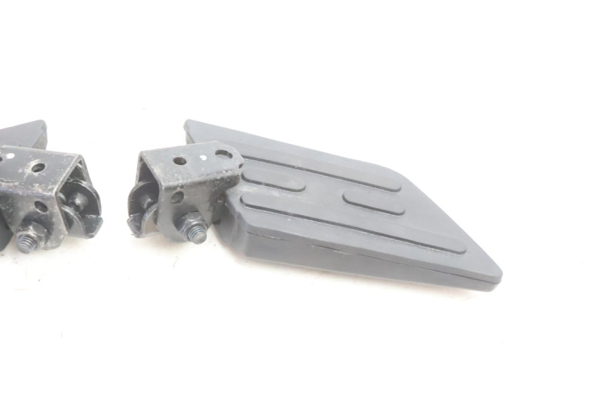 photo de PAIA DI PEDANE POSTERIORI PEUGEOT KISBEE 2T 50 (2010 - 2017) - Stato della superficie e materiale