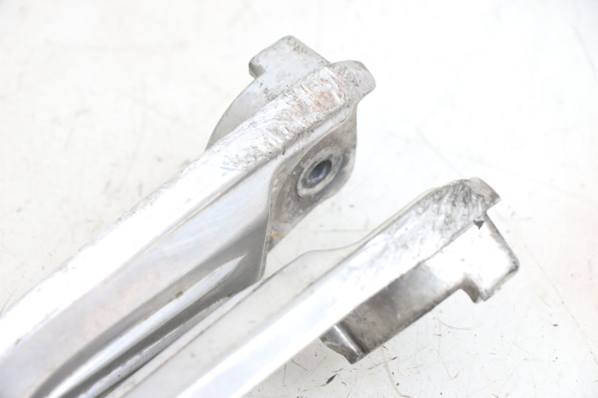 photo de PAIA DI PEDANE POSTERIORI HONDA PCX (JF28) 125 (2009 - 2011) - Zoom sullo stato d'uso