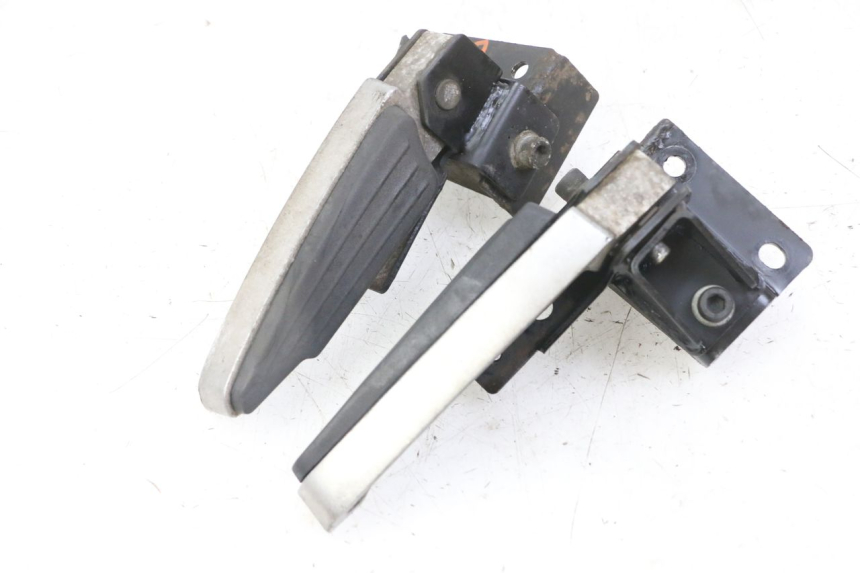 photo de PEDANA POSTERIORE PEUGEOT SATELIS 125 (2013 - 2018) - Dettagli dei punti di fissaggio