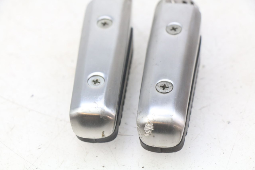 photo de PAIA DI PEDANE POSTERIORI SUZUKI SIXTEEN 125 (2008 - 2010) - Dettaglio del componente