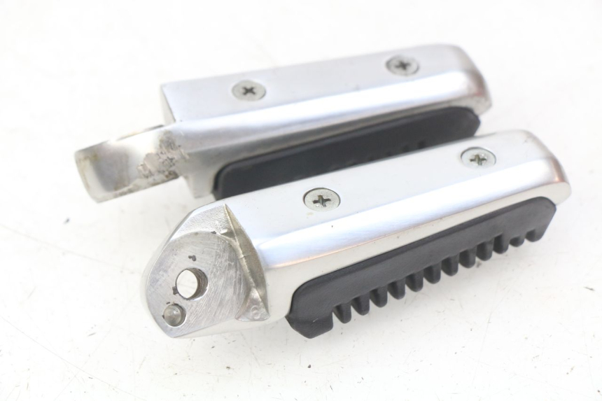 photo de PAIA DI PEDANE POSTERIORI SUZUKI SIXTEEN 125 (2008 - 2010) - Zoom sullo stato d'uso