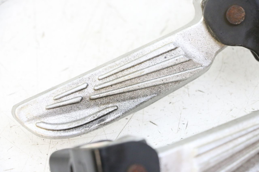 photo de COPPIA PEDANE POSTERIORI SYM FIDDLE 3 III 50 (2014 - 2020) - Zoom sullo stato d'uso