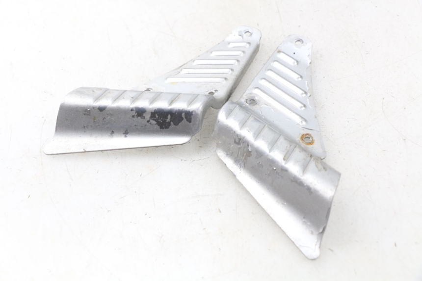 photo de COPPIA PEDANE POSTERIORI BAOTIAN TRAVEL SPIRIT 50 (2010 - 2012) - Zoom sullo stato d'uso