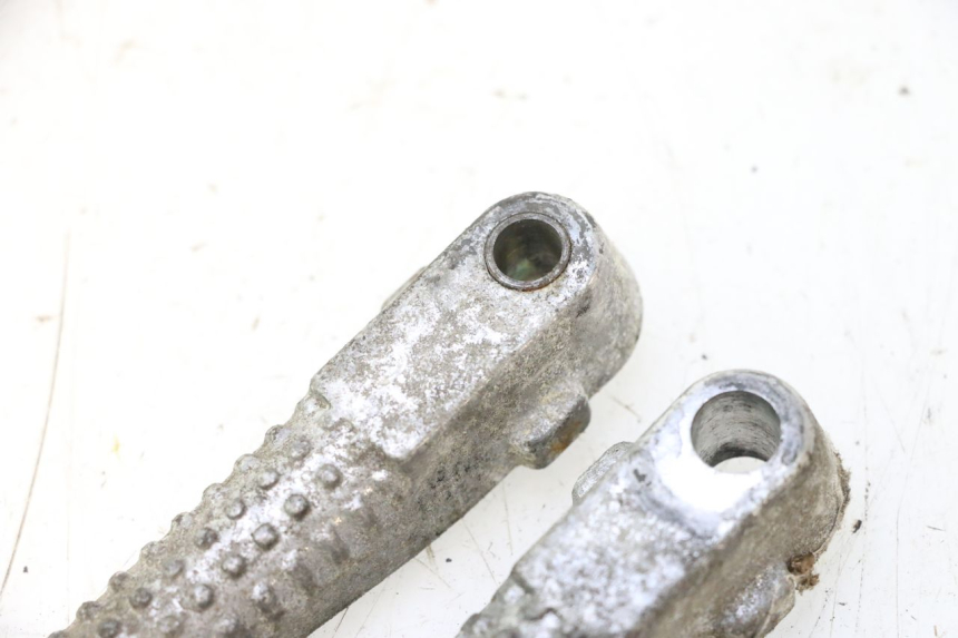 photo de PAIA DI PEDANE POSTERIORI PEUGEOT TREKKER 50 (1995 - 2004) - Zoom sullo stato d'uso