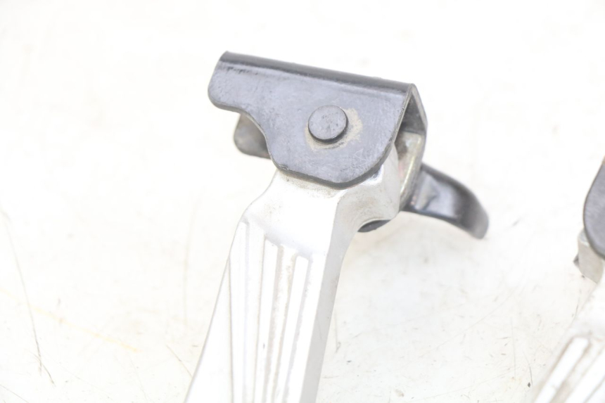 photo de PAIA DI PEDANE POSTERIORI PEUGEOT TWEET 125 (2018 - 2021) - Stato della superficie e materiale