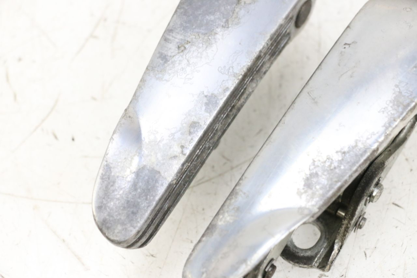 photo de COPPIA PEDANE POSTERIORI PIAGGIO VESPA GTS SUPER IE 125 (2009 - 2016) - Stato della superficie e materiale