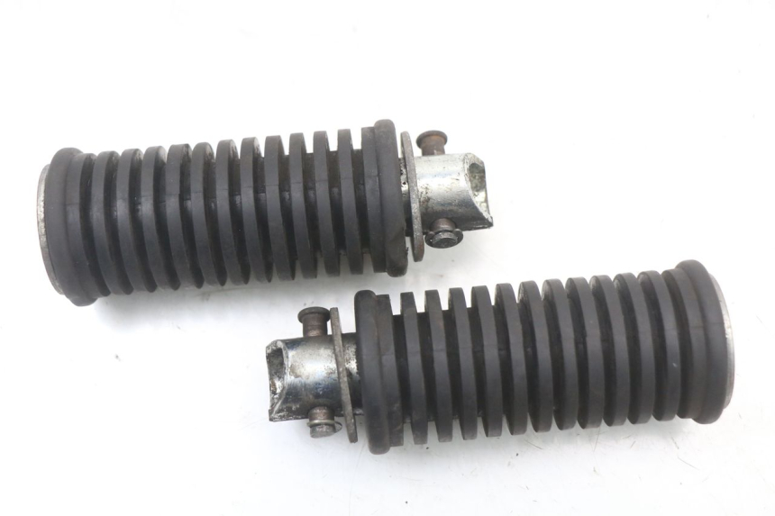 photo de COPPIA PEDANE POSTERIORI SUZUKI VL INTRUDER 125 (2004 - 2007) - Dettaglio del componente