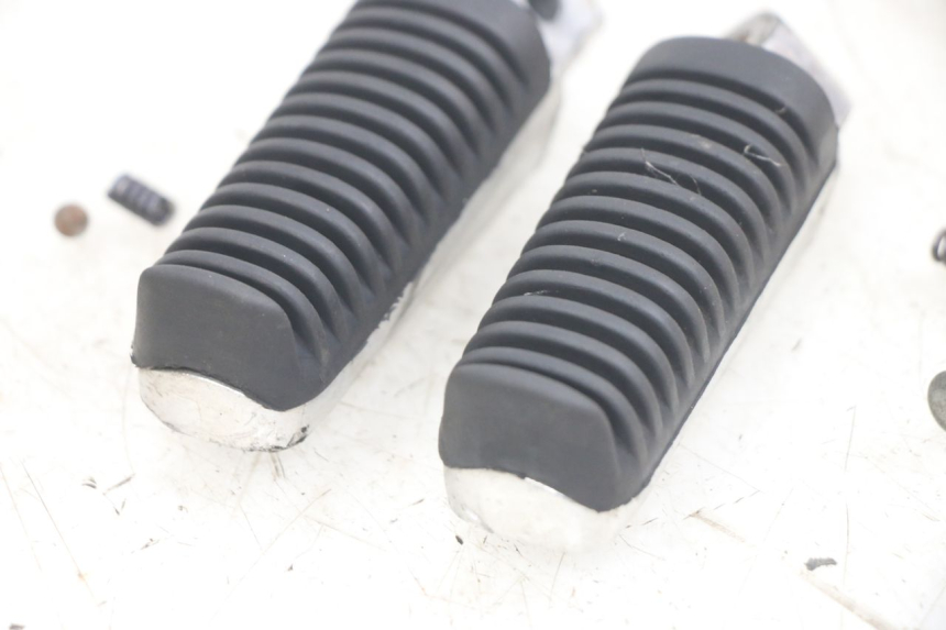 photo de PAIA DI PEDANE POSTERIORI YAMAHA X-MAX XMAX 250 (2006 - 2009) - Zoom sullo stato d'uso