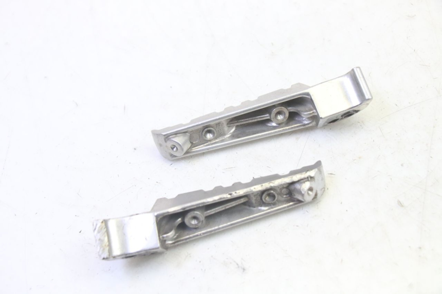 photo de PAIA DI PEDANE POSTERIORI YAMAHA X-MAX XMAX 125 (2010 - 2013) - Zoom sullo stato d'uso