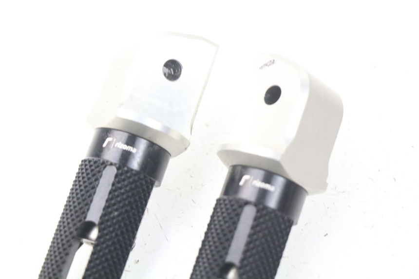 photo de COPPIA PEDANE POSTERIORI KAWASAKI Z Z900 900 (2017 - 2019) - Dettagli dei punti di fissaggio