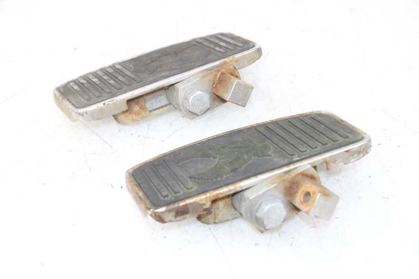 photo de PEDANA ANTERIORE HYOSUNG GV AQUILA 125 (2000 - 2009) - Stato della superficie e materiale