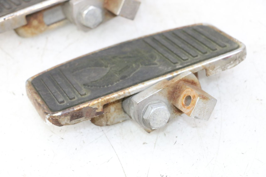 photo de PEDANA ANTERIORE HYOSUNG GV AQUILA 125 (2000 - 2009) - Marcature e riferimenti originali