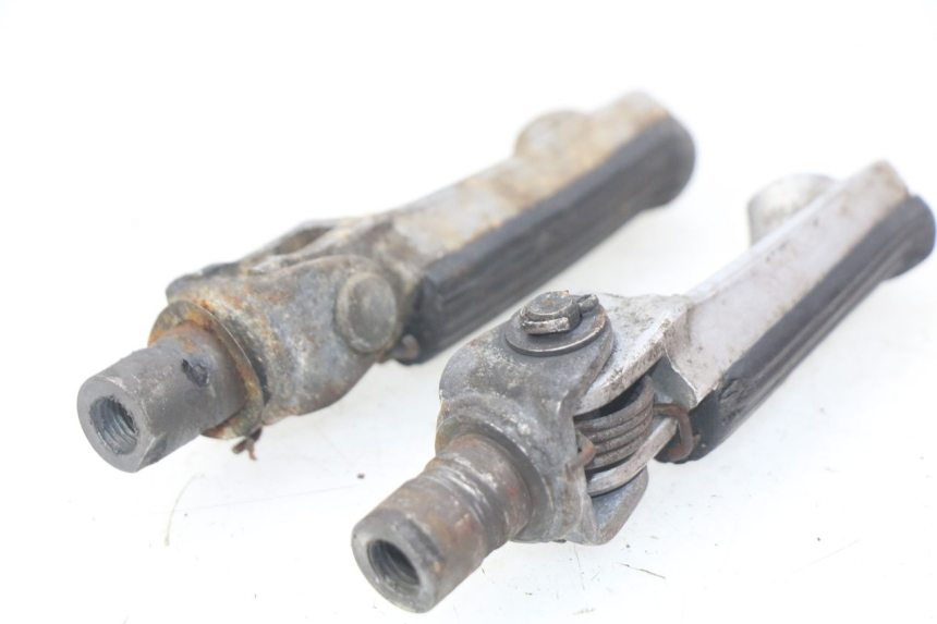 photo de PAIA DI PEDANE ANTERIORI HONDA CBR RR FIREBLADE 900 (1992 - 1994) - Altra angolazione