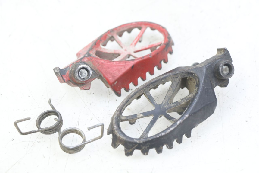 photo de PAIA DI PEDANE ANTERIORI APOLLO DIRT BIKE 125 (2010 - 2018) - Zoom sullo stato d'uso