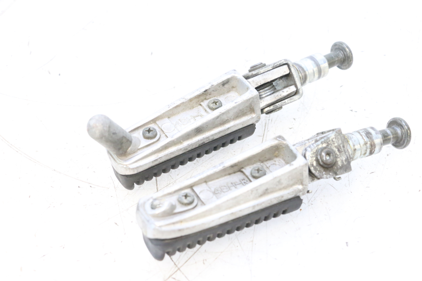 photo de PAIA DI PEDANE ANTERIORI YAMAHA FZS FAZER 600 (1998 - 2001) - Zoom sullo stato d'uso