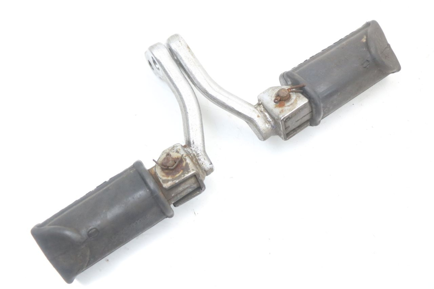 photo de COPPIA PEDANE ANTERIORI SUZUKI GN 125 (1997 - 2000) - Primo piano tecnico