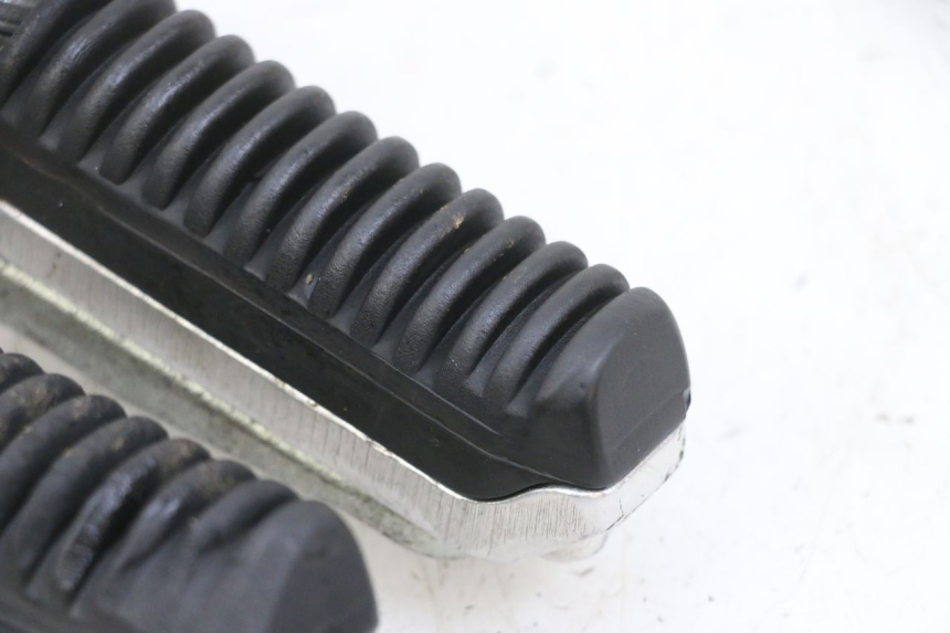 photo de PEDANA ANTERIORE SUZUKI GSF N BANDIT 600 (1996 - 1999) - Dettagli dei punti di fissaggio