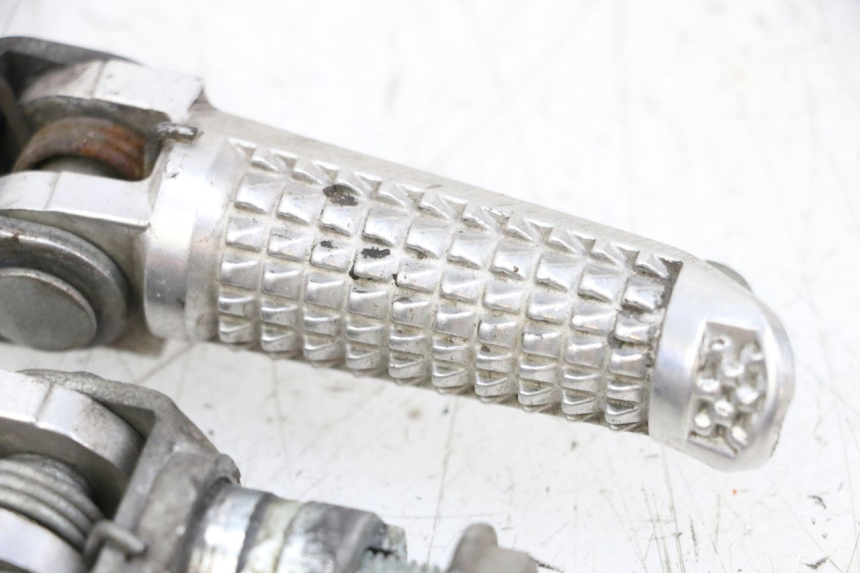 photo de PEDANA ANTERIORE SUZUKI GSXR GSX-R 1000 (2003 - 2004) - Stato della superficie e materiale