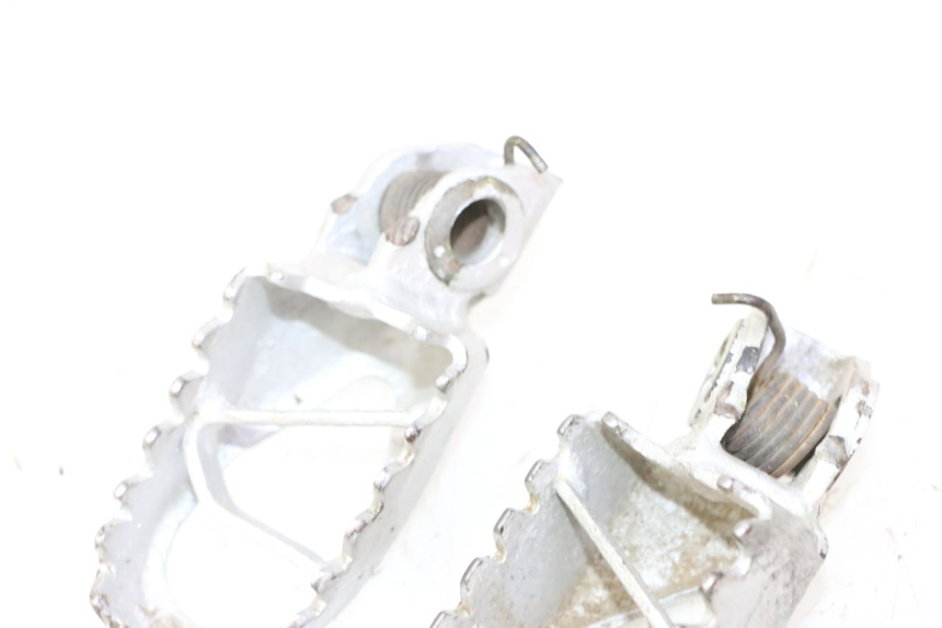 photo de COPPIA PEDANE ANTERIORI KAWASAKI KX 65 (2000 - 2019) - Stato della superficie e materiale
