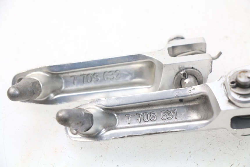 photo de COPPIA PEDANE ANTERIORI BMW S RR ABS S1000RR 1000 (2009 - 2011) - Zoom sullo stato d'uso