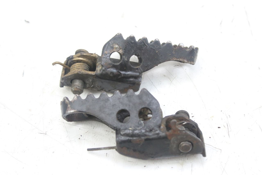 photo de PAIA DI PEDANE ANTERIORI SUZUKI SMX SUPERMOTARD 50 (1996 - 2001) - Zoom sullo stato d'uso