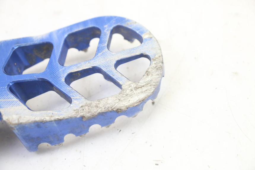 photo de PEDANA ANTERIORE YAMAHA YZ-F YZF 250 (2014 - 2018) - Marcature e riferimenti originali